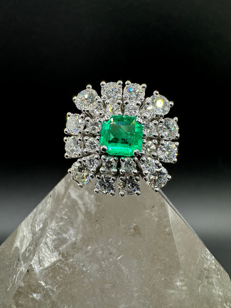 Prunkvoller Cocktailring in 14 Karat Weißgold mit leuchtendem Smaragd & Brillanten