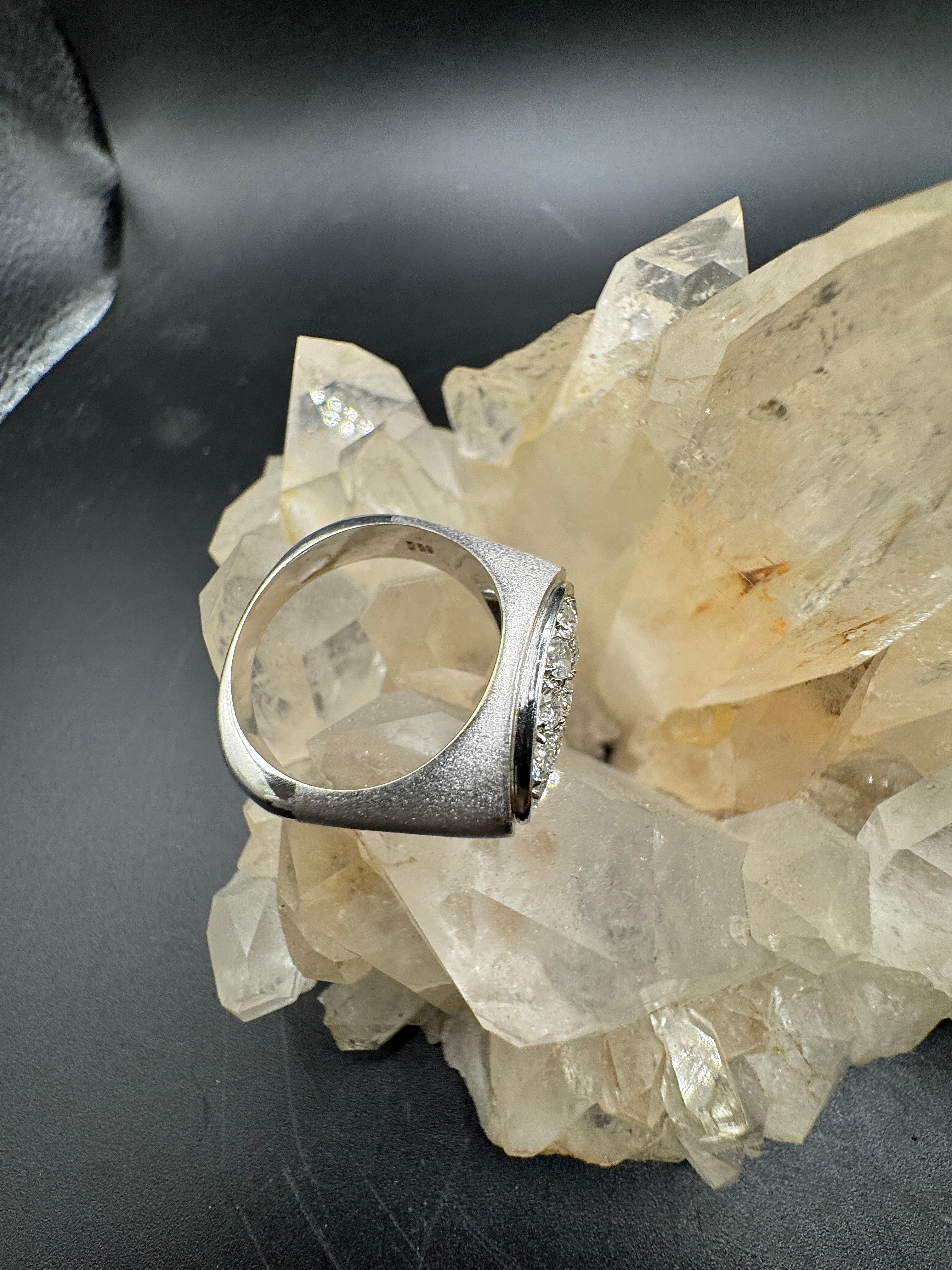 Massieve 18k witgouden ring bezet met zeer fijne pavé briljant geslepen diamanten
