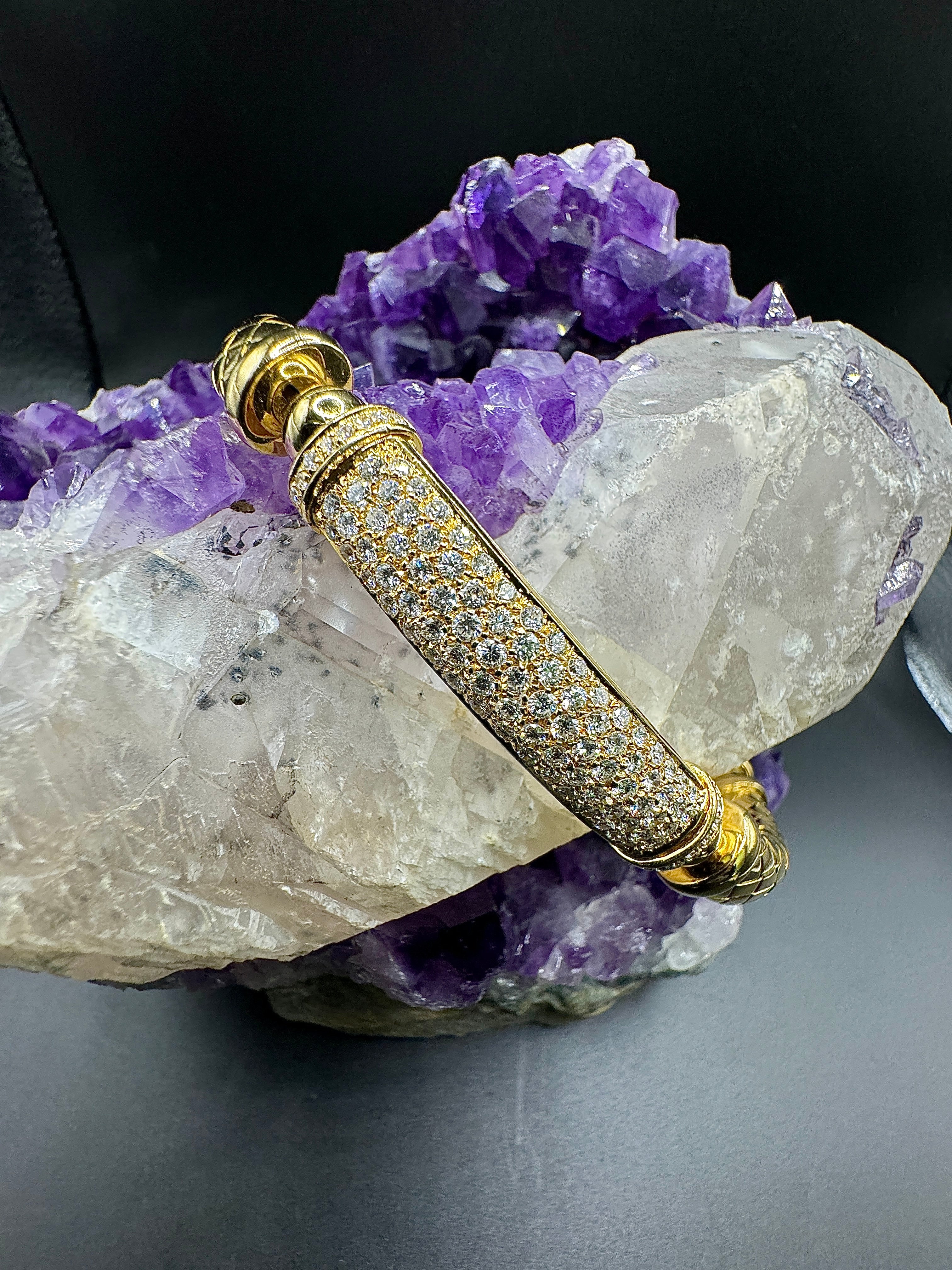 Herausragender Armreif in 18 Karat Gelbgold mit 100 hochfeinen Brillanten