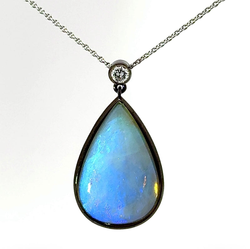 Australischer Opal Anhänger in 14 Karat Schwarzgold mit feinen Brillant