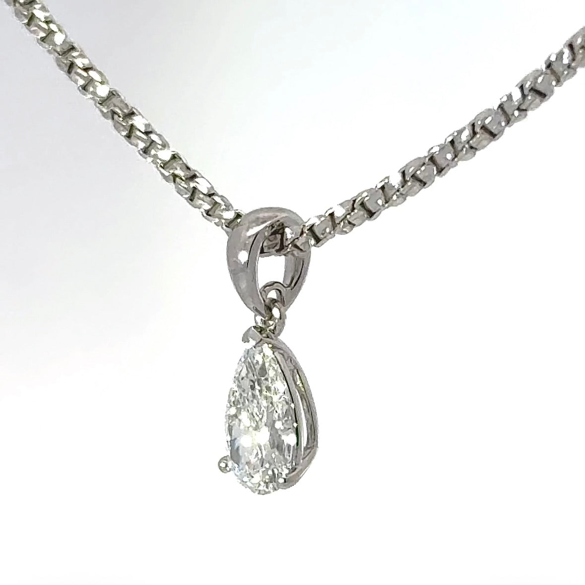 Elegant solitaire pendant in 18 carat white gold with IF brilliant in River (E)