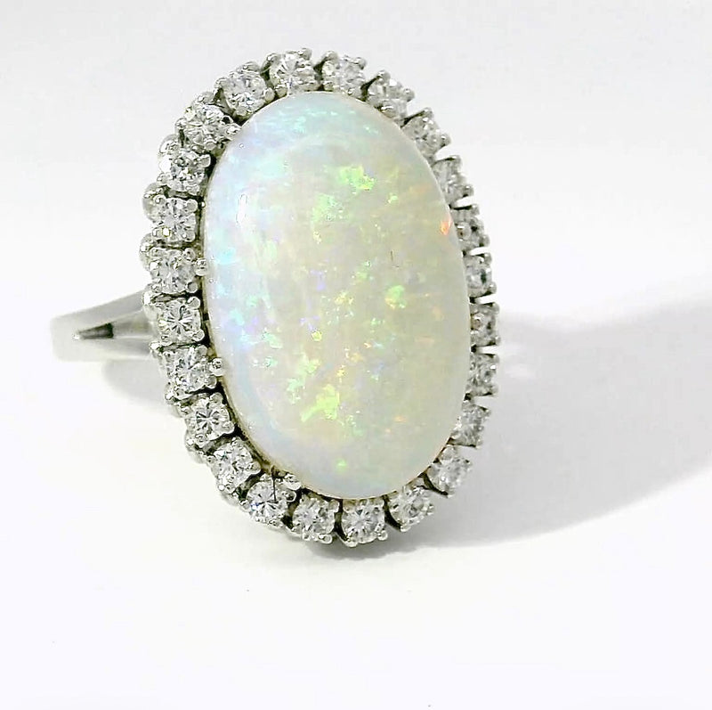 Hochfeiner Cocktailring in 18 Karat Weißgold mit austral. Opal & Brillanten