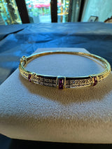 Aufregender Armreif in 14 Karat Gelbgold mit Rubinen und Diamanten