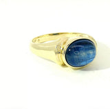 Zeitloser Ring in 9 Karat Gelbgold mit Saphir-Cabochon