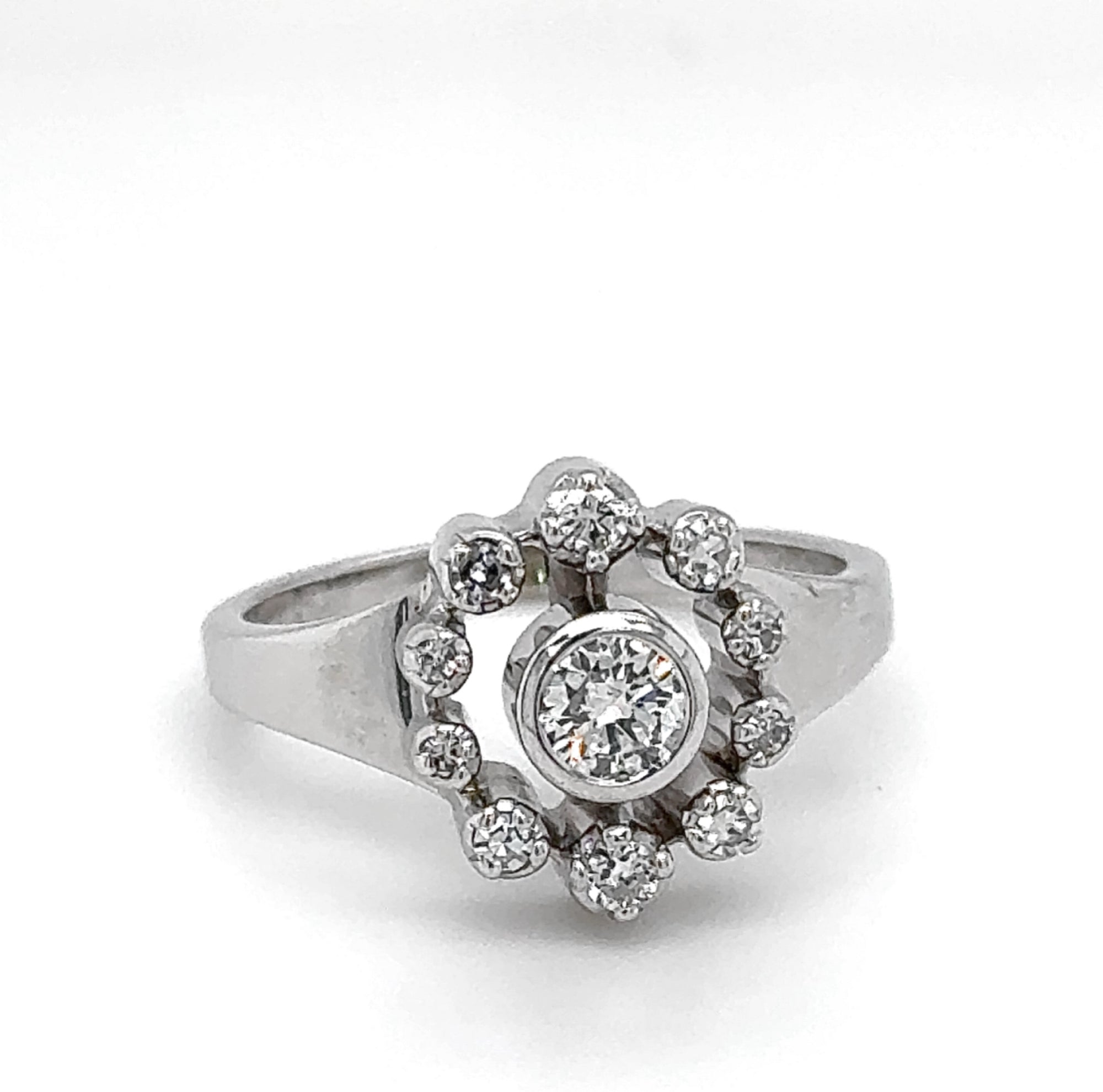 Stilvoller Ring in 18 Karat Weißgold mit feinen Brillanten
