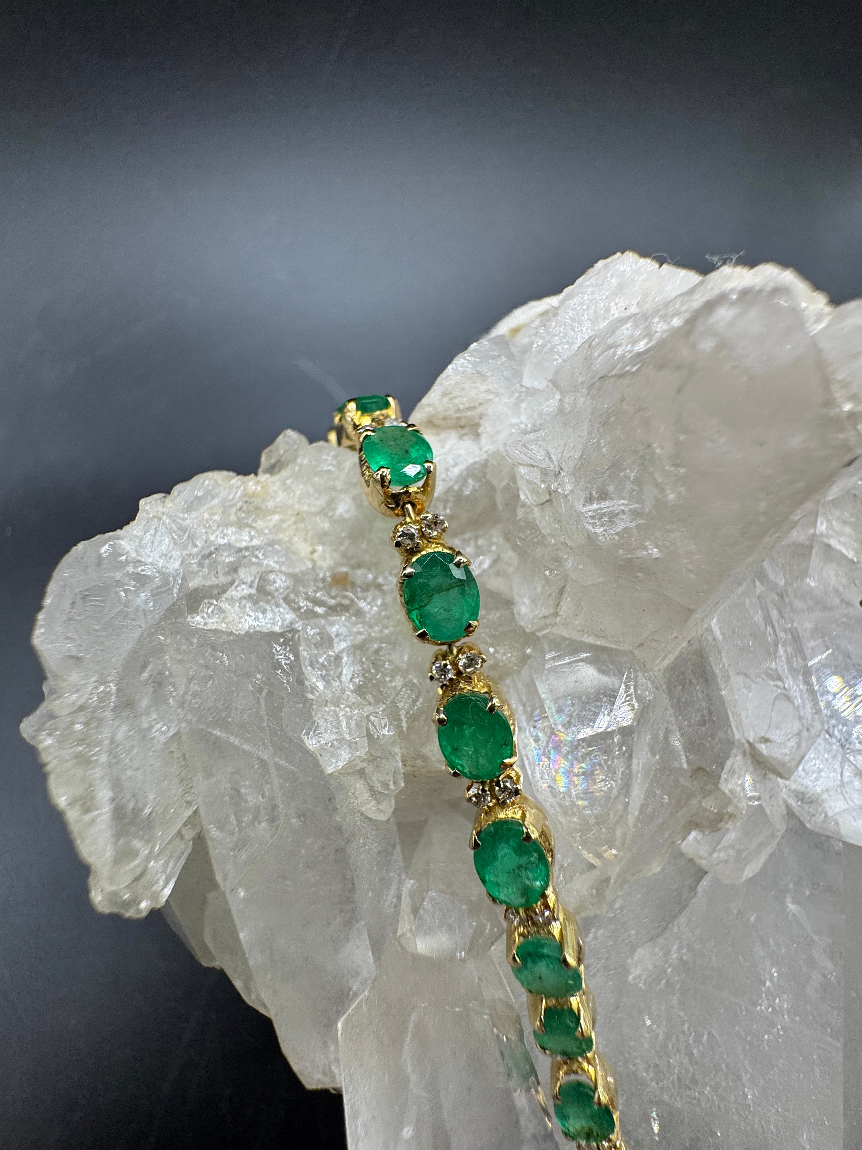 Steinbetontes Armband in 14 Karat Gelbgold mit Smaragden & Brillanten