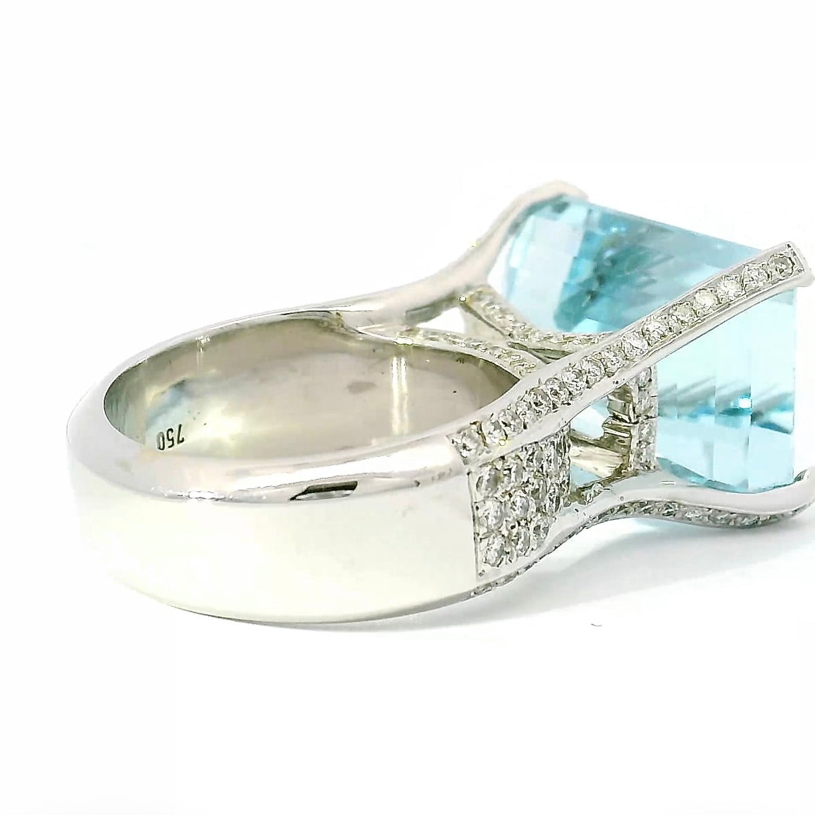 Prunkvoller Cocktailring in 18 Karat Weißgold mit feinem Aquamarin und Brillanten