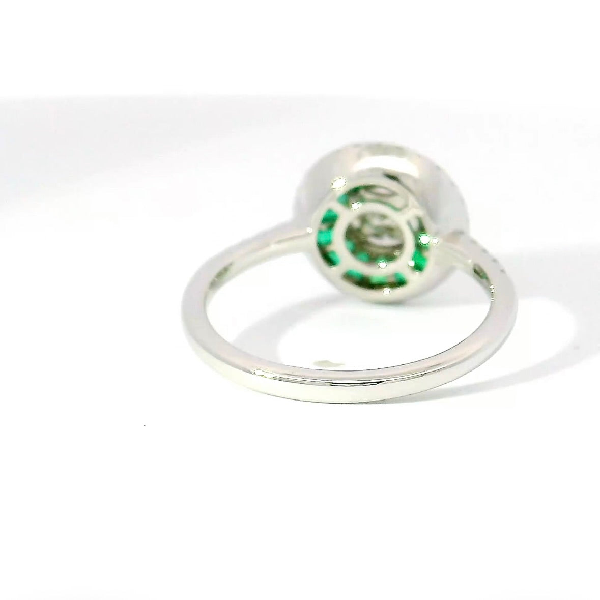 Moderner Ring in 18 Karat Weißgold mit Brillanten & Smaragden