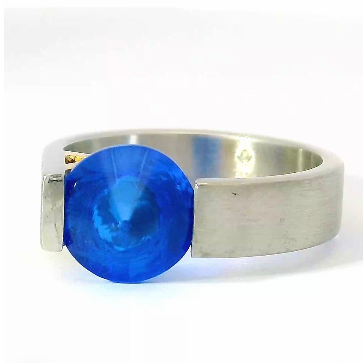 Massiver Ring von Bunz Design in 950er Platin & 18 Karat Gelbgold mit Saphir