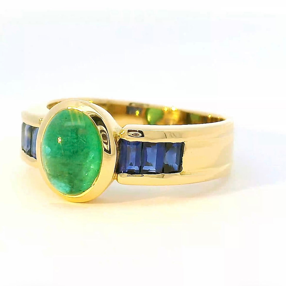 Edler Ring in 18 Karat Gelbgold mit Smaragd & Saphiren