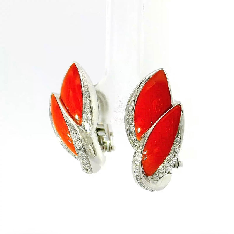 Hochwertige Ohrringe in 18 Karat Weißgold mit handgeschnitzter Koralle