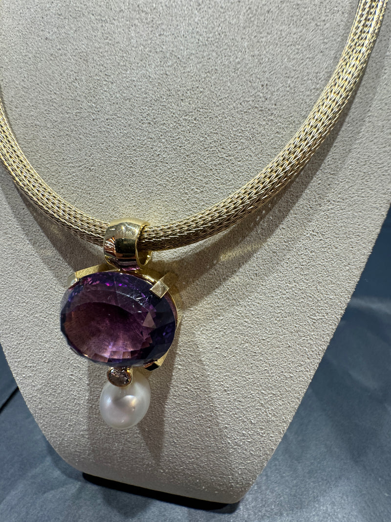 Beeindruckender Anhänger in 18 Karat Gelbgold mit feinen Amethyst, Brillant & Südsee-Perle