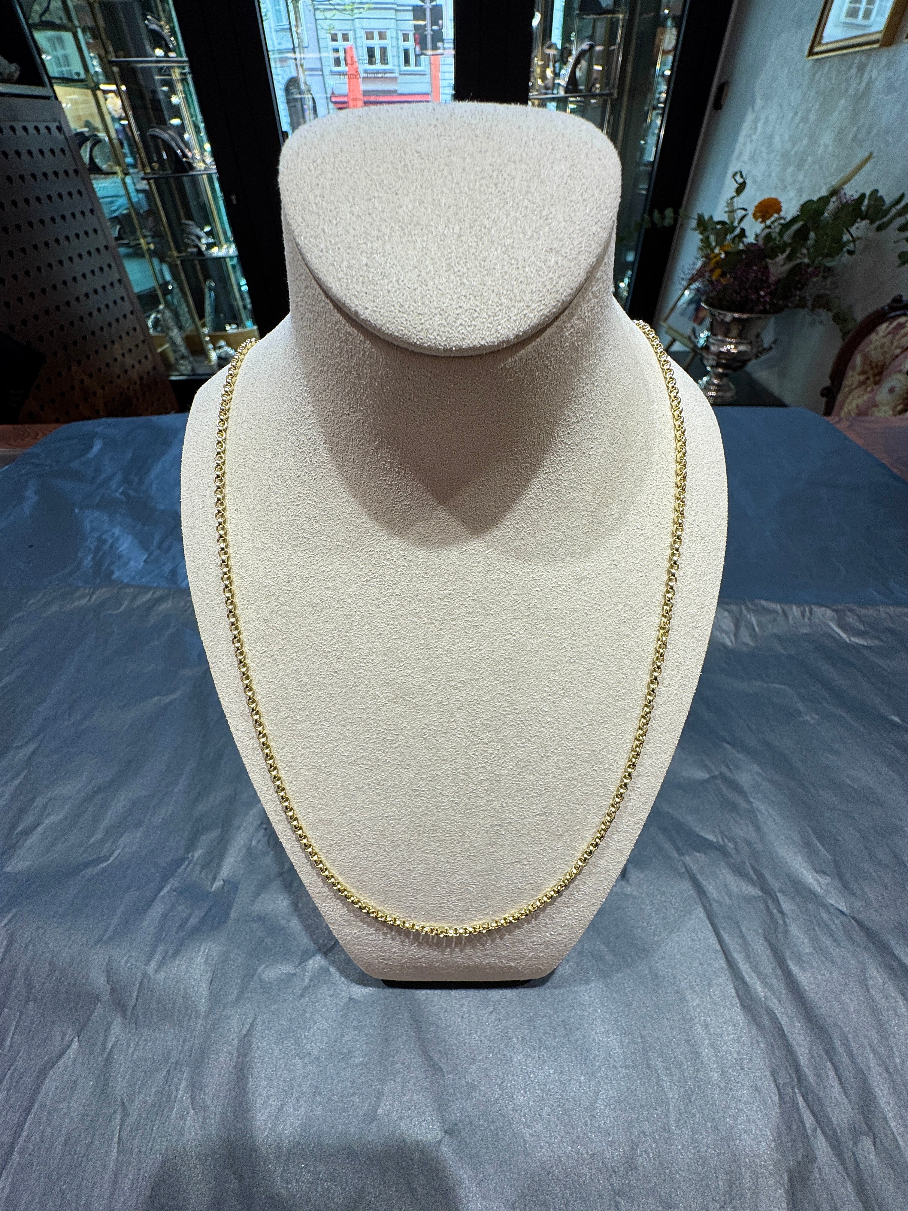 Elegant pea chain in 14 karat yellow gold with spring ring clasp