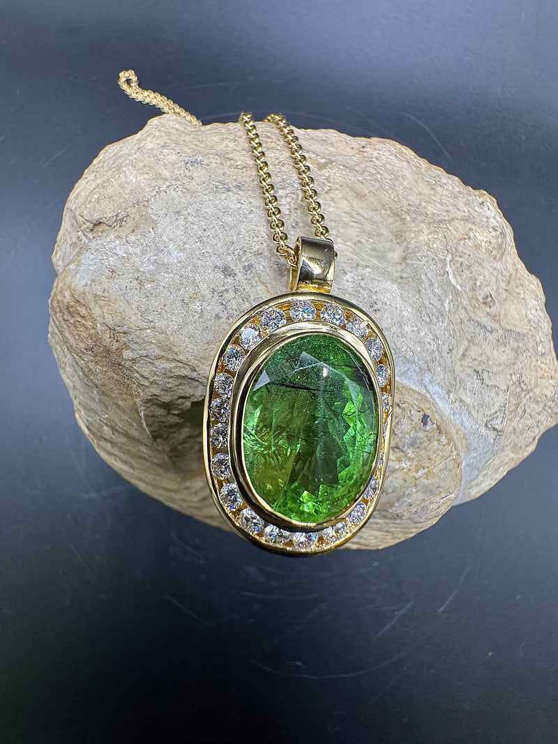 Edler Anhänger in 18 Karat Gelbgold mit großem Peridot & Brillanten