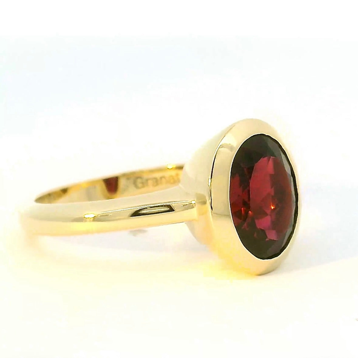 Edler Ring in 14 Karat Gelbgold mit rotem Granat von R. H. Becker