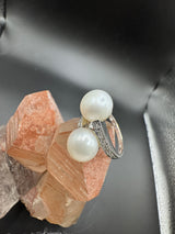 Eleganter Toi-et-Moi-Ring in 9 Karat Weißgold mit Diamanten und Perlen