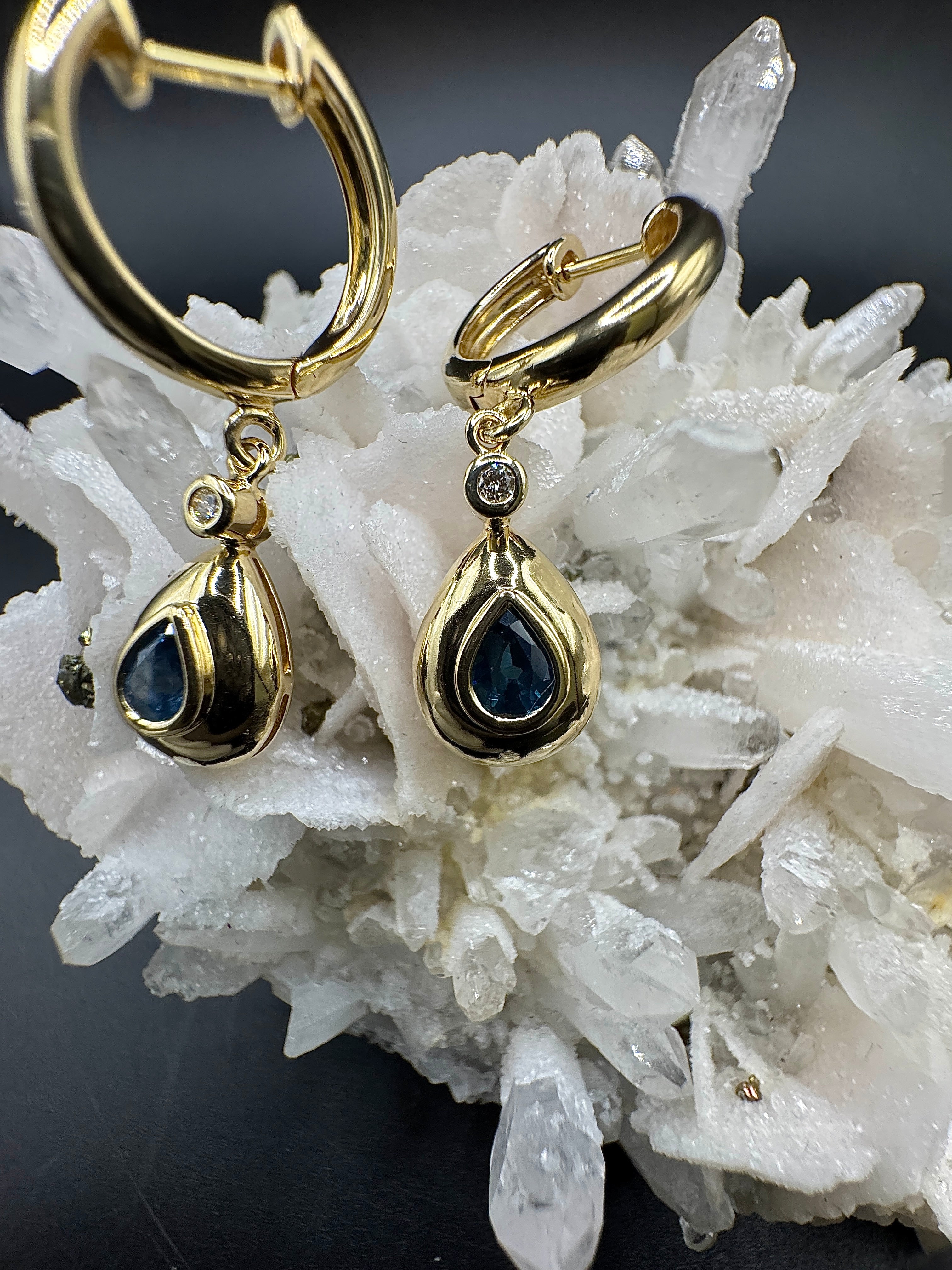 Elegante Ohrringe in 14 Karat Gelbgold mit Saphiren & Brillanten