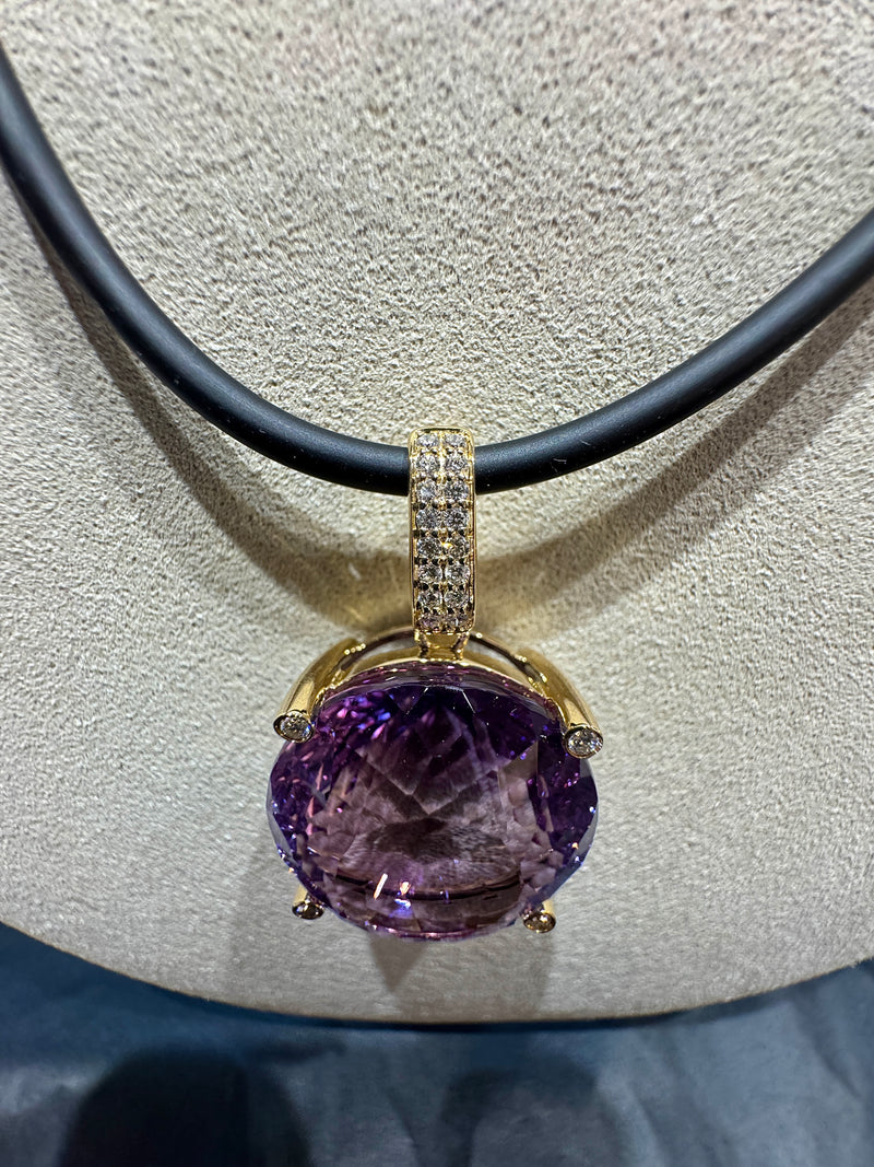 Moderner Anhänger in 14 Karat Gelbgold mit feinen Amethyst & Brillanten