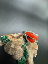 Edler Ring in 18 Karat Weißgold mit leuchtender Koralle & Brillanten