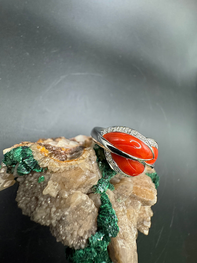 Edler Ring in 18 Karat Weißgold mit leuchtender Koralle & Brillanten