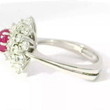 Hochwertiger Entourage Ring in 18 Karat Weißgold mit Rubin-Cabochon & Brillanten
