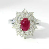Hochwertiger Entourage Ring in 18 Karat Weißgold mit Rubin-Cabochon & Brillanten