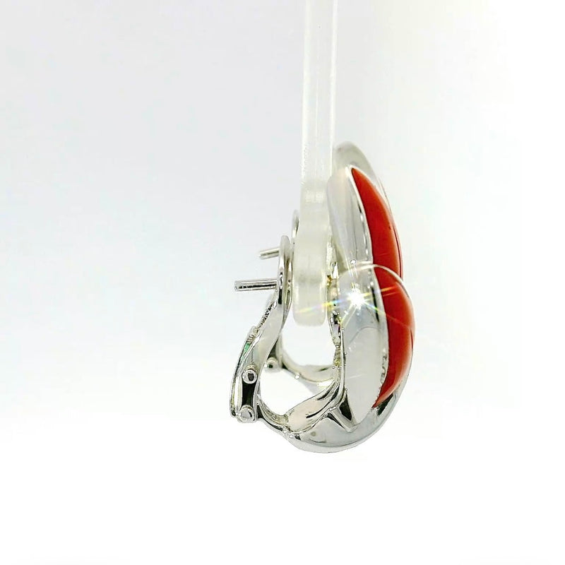 Hochwertige Ohrringe in 18 Karat Weißgold mit handgeschnitzter Koralle