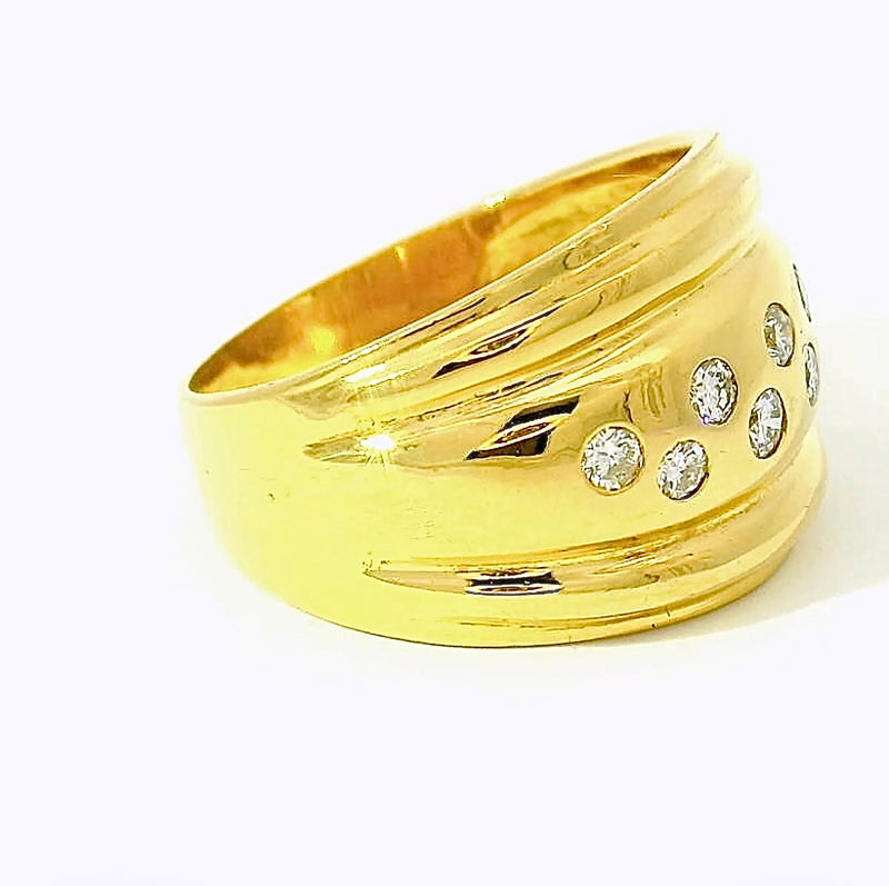 Leuchtender Ring in 18 Karat Gelbgold mit feinsten Brillanten