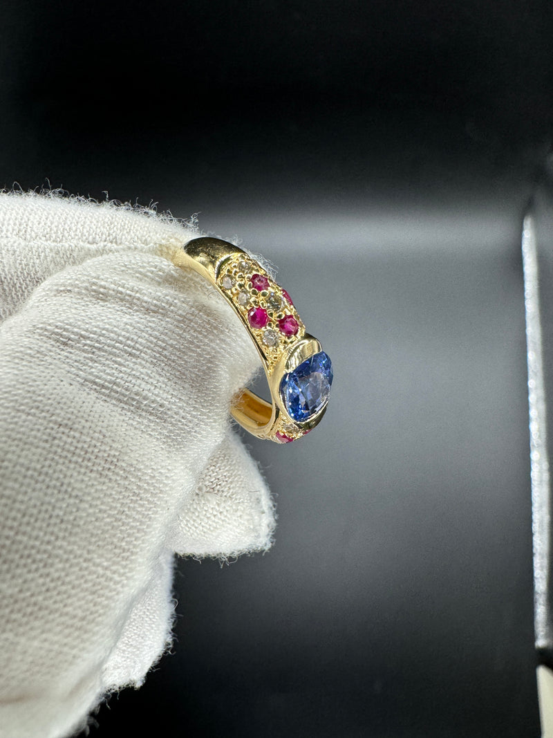 Edler Ring in 18 Karat Gelbgold mit hochfeinen Saphir, Brillanten & Rubine