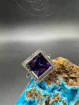 Massiver Ring in 18 Karat Weißgold mit Amethyst und Brillanten