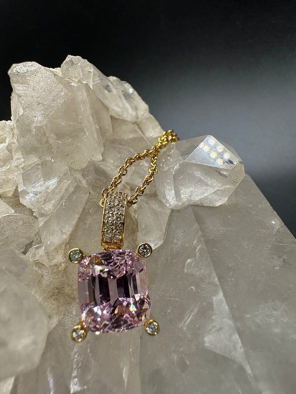 Steinbetonter Anhänger in 14 Karat Gelbgold mit rosa Kunzit & Brillanten