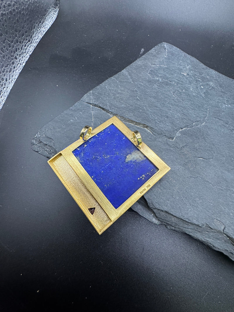Einmaliger Anhänger in 18 Karat Gelbgold mit Lapis Lazuli und rosa Turmalin