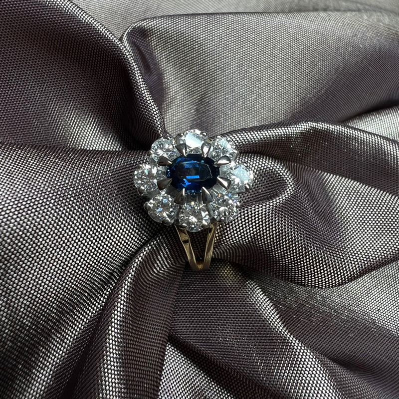 Elegante cocktailring van 18 karaat met blauwe saffier en zeer fijne diamanten 