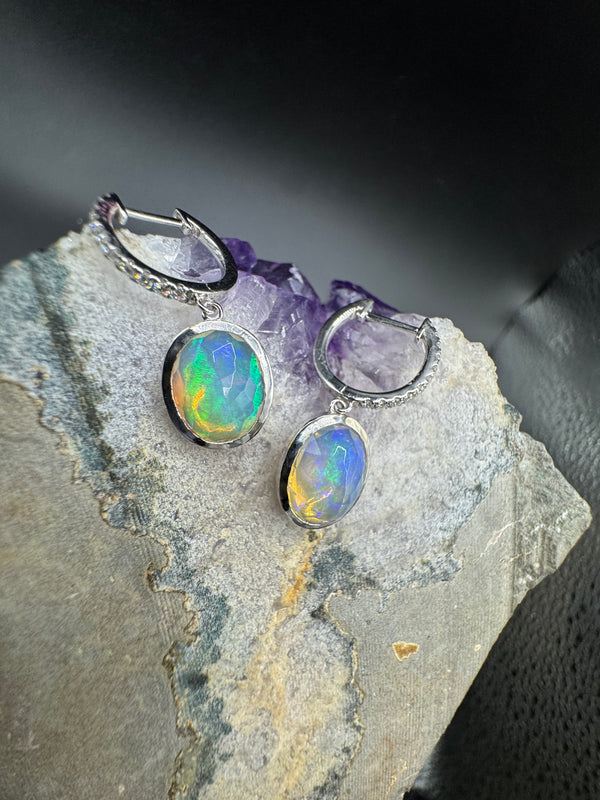 Moderne Opal Ohrringe in 14 Karat Weißgold mit feinen Brillanten