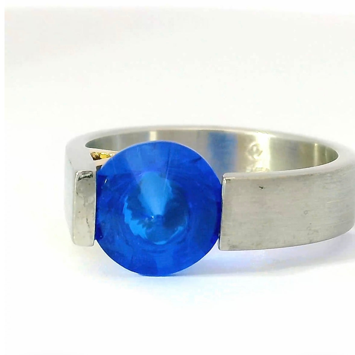 Massiver Ring von Bunz Design in 950er Platin & 18 Karat Gelbgold mit Saphir