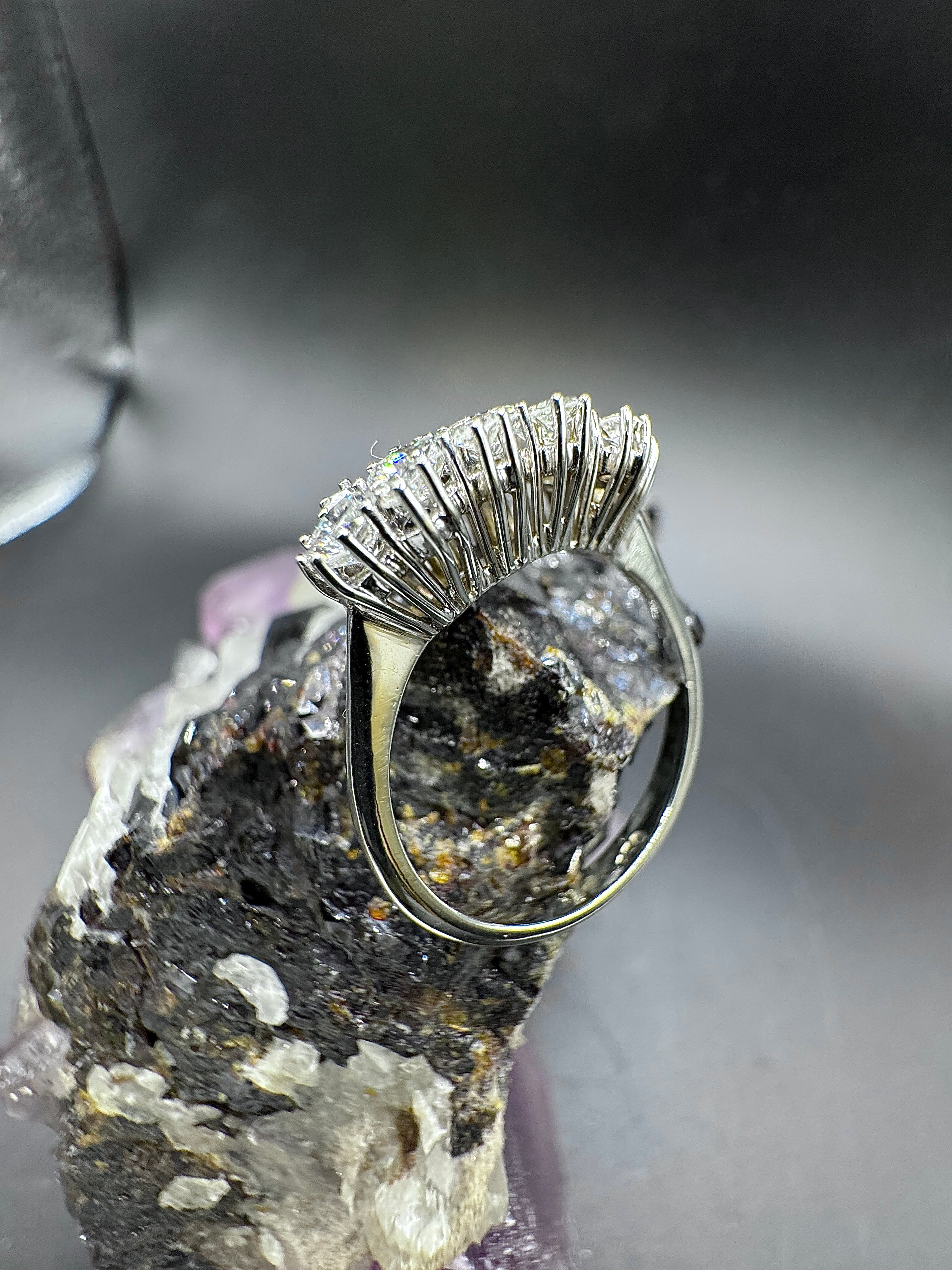 Luminous ring in 18 carat white gold with brilliant-cut & eight-cut diamonds