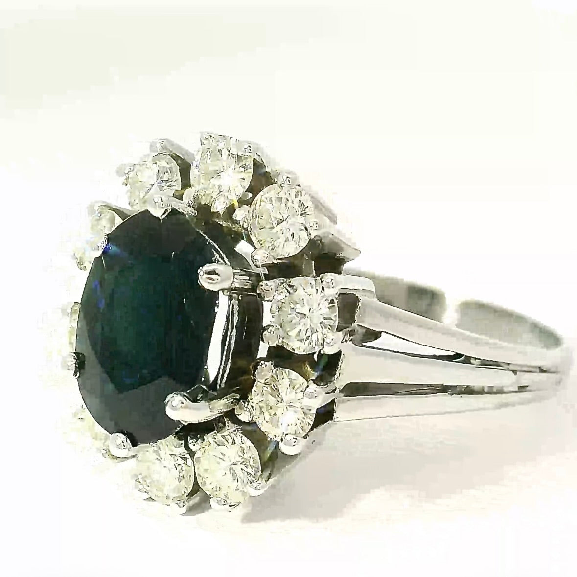 Eleganter Ring in 14 Karat Weißgold mit blauem Saphir & Brillanten