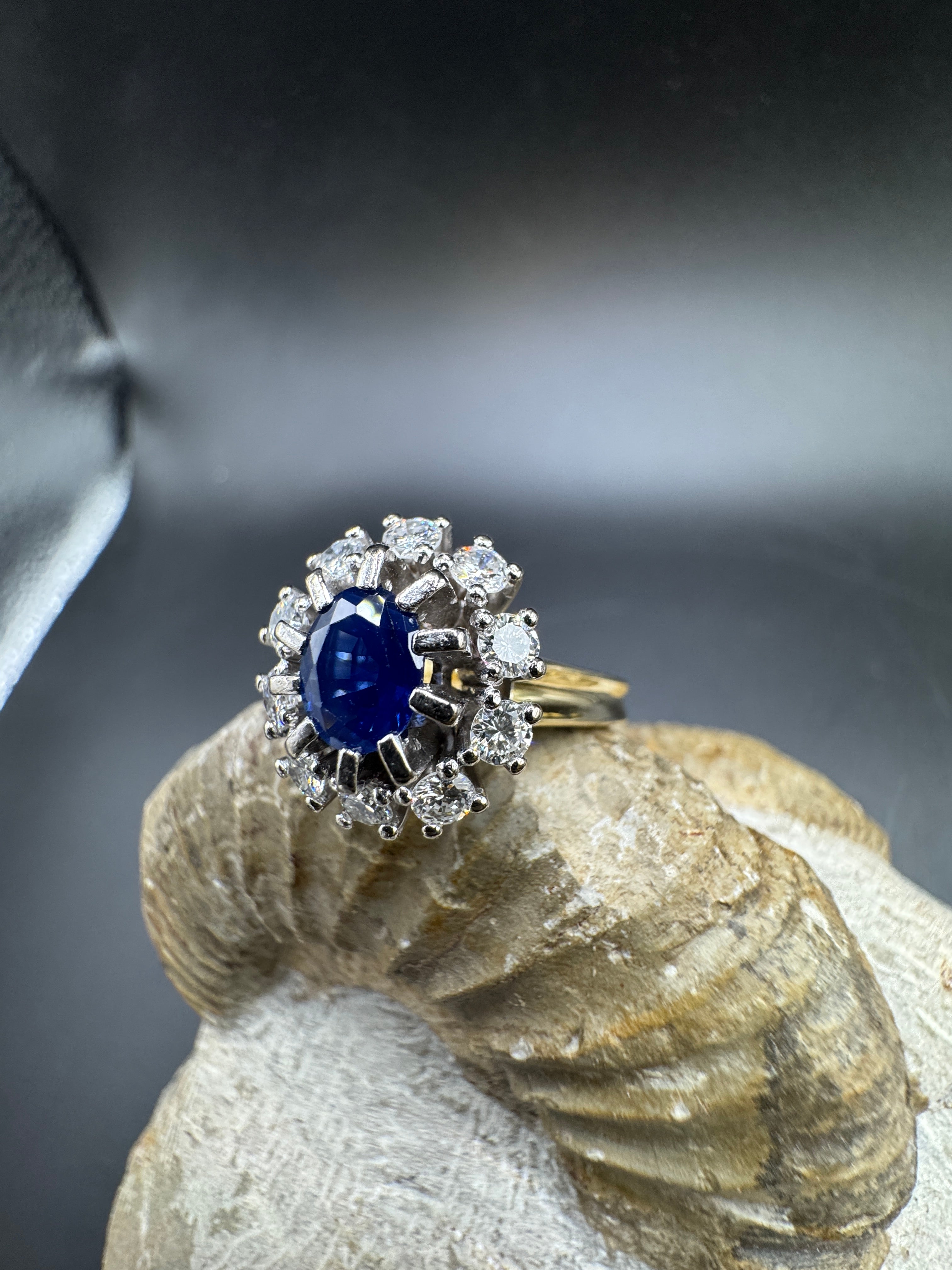 High-quality ring in 18 carat yellow & white gold with sapphire & brilliant-cut diamonds