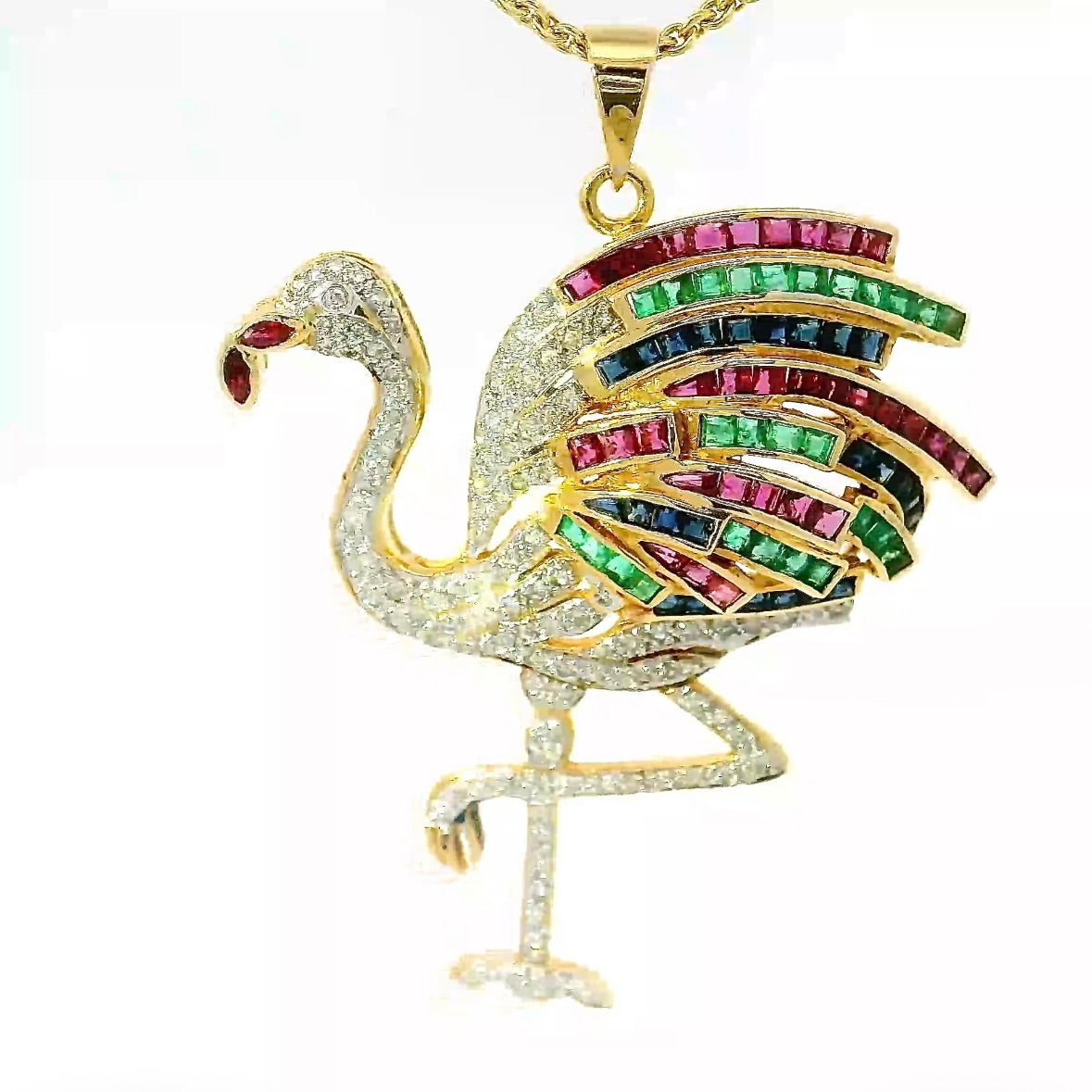 Flamingo-Anhänger in 18 Karat Gelbgold mit Smaragden, Rubinen, Saphiren & Diamanten