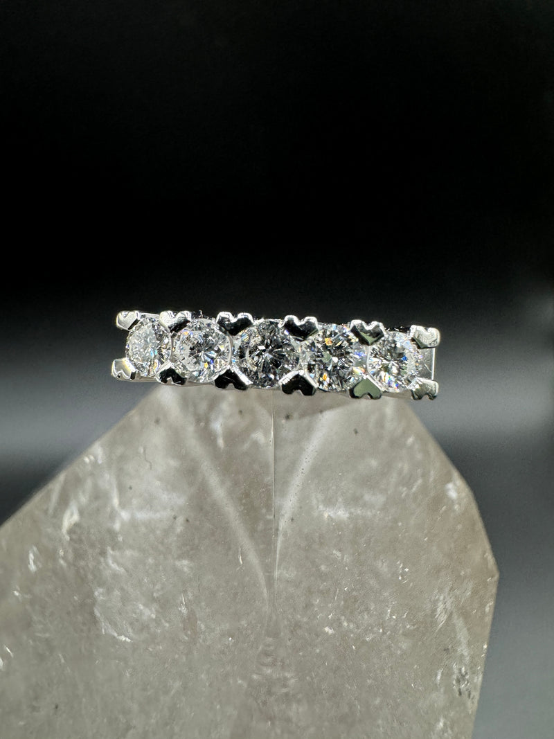 Edler Halbmemory Ring in 18 Karat Weißgold mit hochfeinen Brillanten