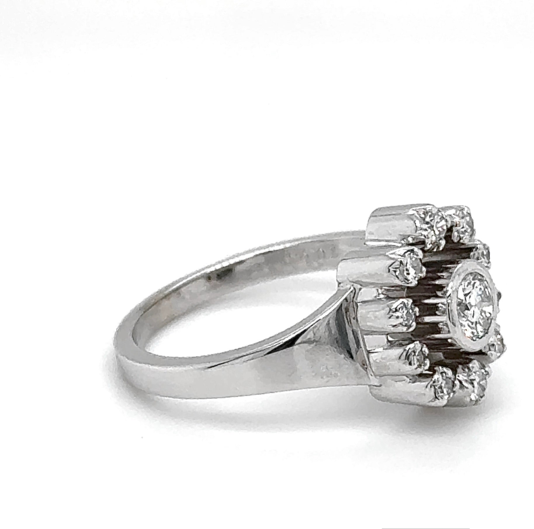Stilvoller Ring in 18 Karat Weißgold mit feinen Brillanten