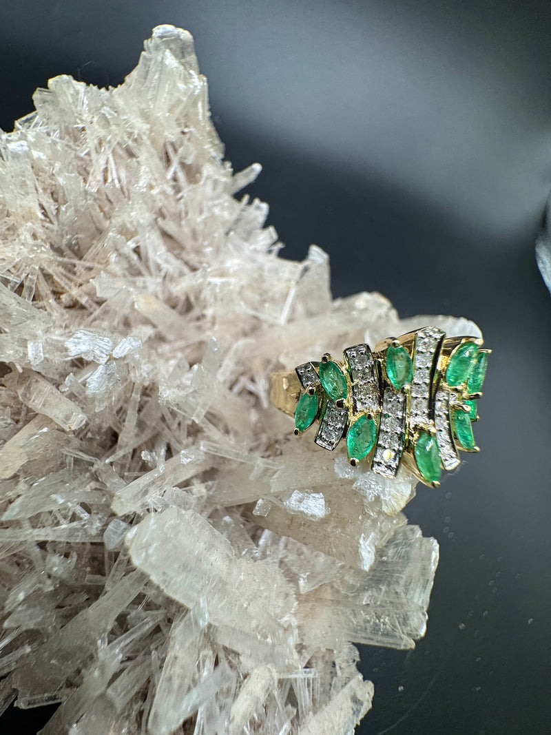 Lebhafter Ring in 14 Karat Gelbgold mit leuchtenden Smaragden und Diamanten