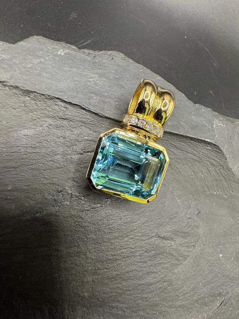 Edler Anhänger in 18 Karat Gelbgold mit seltenem Aquamarin & Brillanten