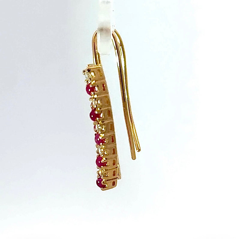Elegante Hängeohrringe in 18 Karat Gelbgold mit Brillanten & Rubinen