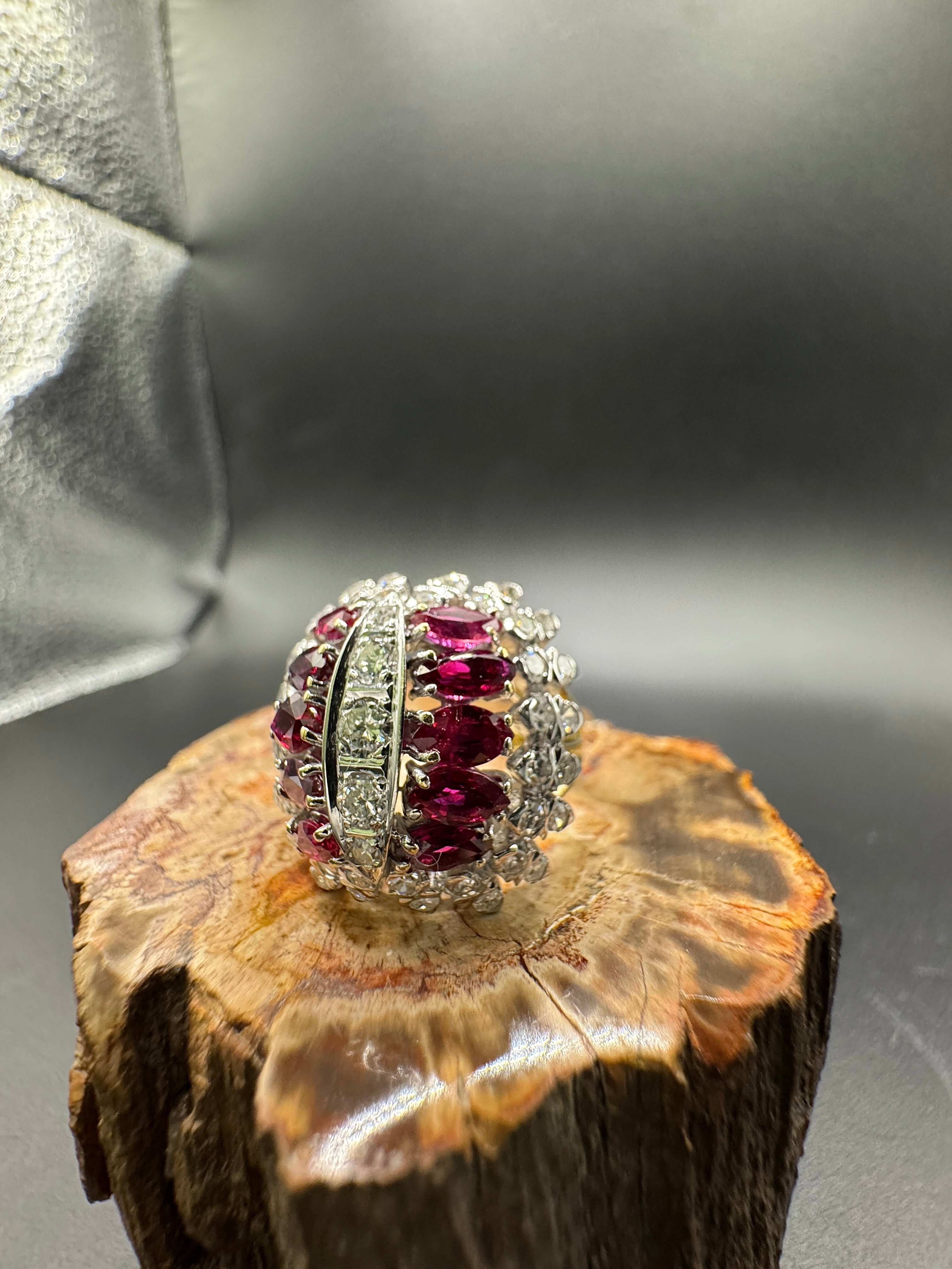 Extravagant cocktail ring in 18 karat gold with rubies and brilliant-cut diamonds