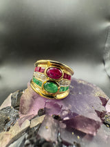 Dominanter Ring in 18 Karat Gelbgold mit Rubinen, Smaragden & Brillanten