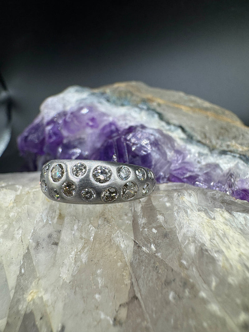 Edler Sternenhimmel-Ring in 14 Karat Weißgold mit Brillanten