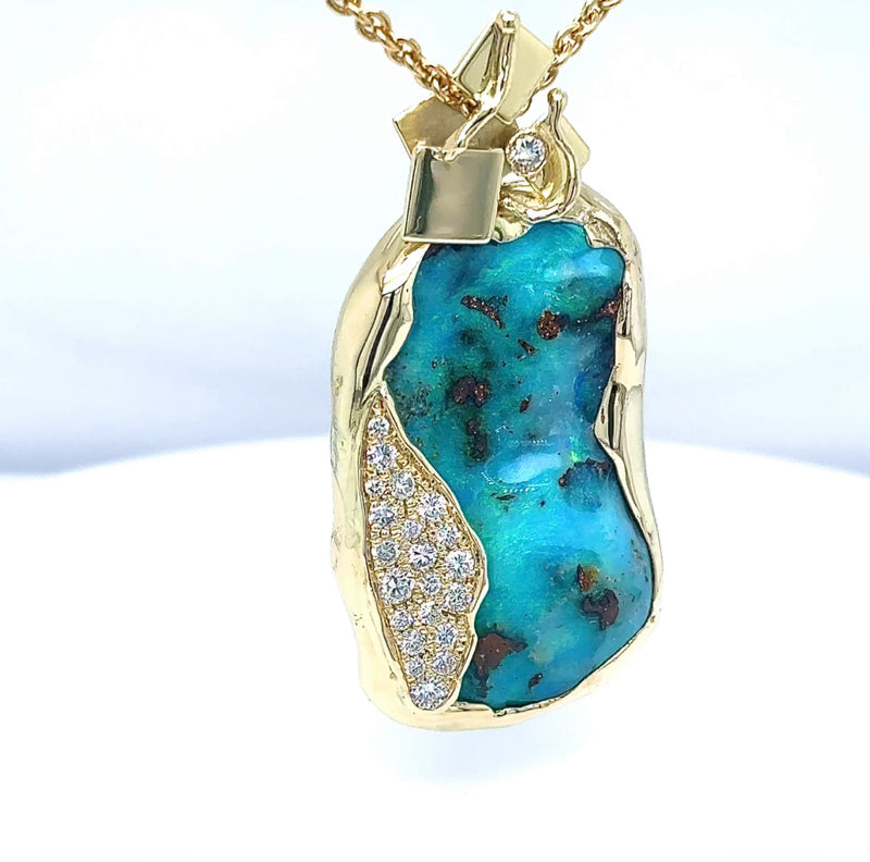 Handgefertigter Anhänger in 14 Karat Gelbgold mit australischem Opal & Brillanten