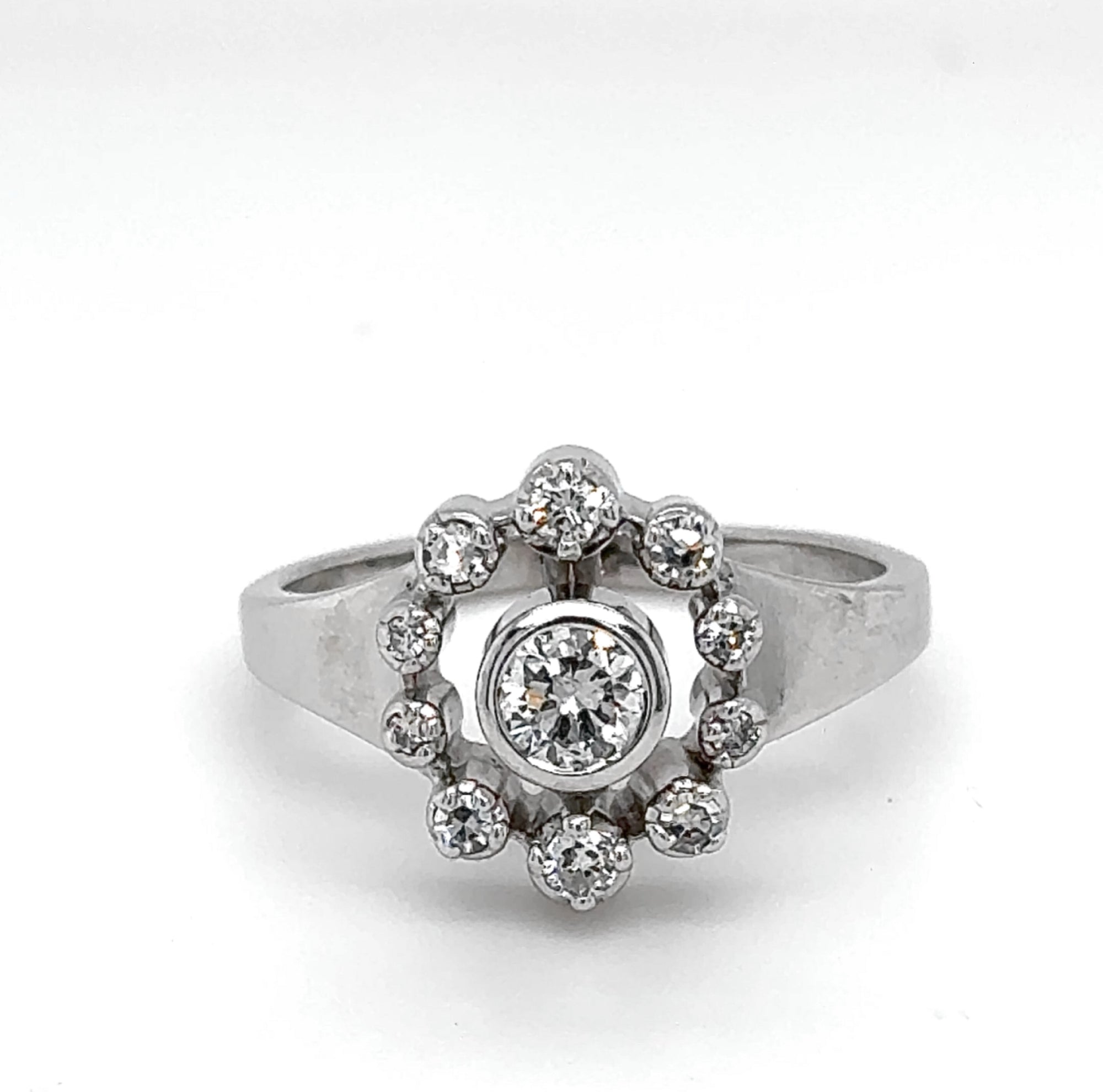 Stilvoller Ring in 18 Karat Weißgold mit feinen Brillanten