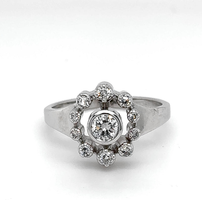 Stilvoller Ring in 18 Karat Weißgold mit feinen Brillanten